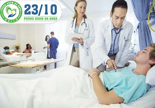 Thăm khám và hỗ trợ điều trị khi có dấu hiệu tiểu ra máu